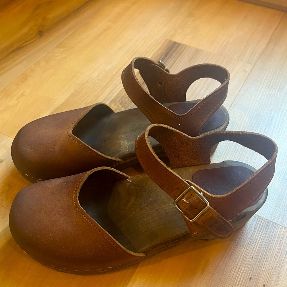 DARLING brown Swedish Hasbeens, Size 7